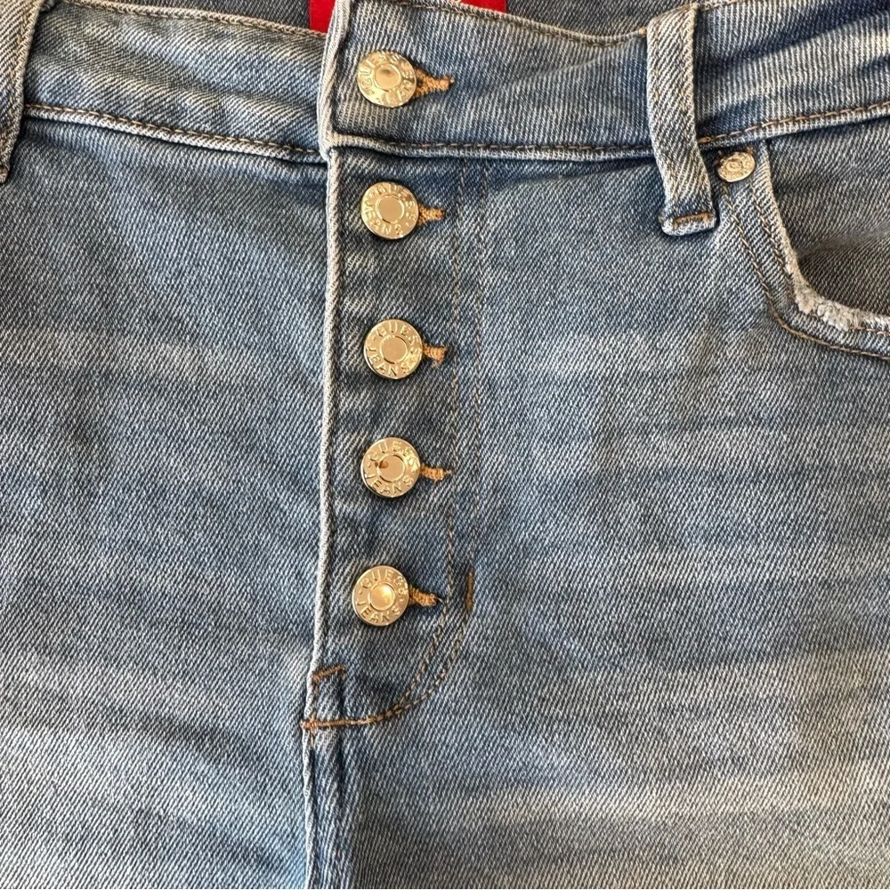 GUESS Women's Shorts 31 Blue Denim Emma Bottom Frayed Eds Button Fly Light Wash